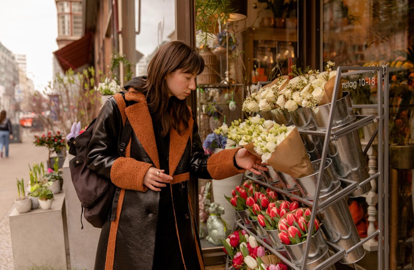 Lokalny sklep w małej społeczności, symbolizujący najważniejsze trendy w marketingu lokalnym 2024 